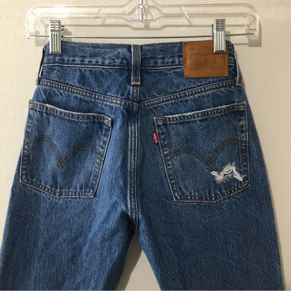 Levi’s Distressed Wedgie jeans. Cropped Raw Hem. Size 25 - Picture 5 of 8
